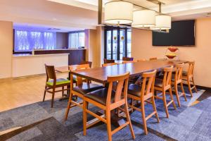 TV a/nebo společenská místnost v ubytování Fairfield Inn Corning Riverside