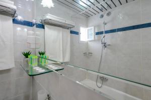 Ванна кімната в EONA BEACH RESORT by Greek Pride