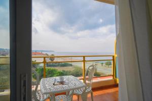 Балкон або тераса в EONA BEACH RESORT by Greek Pride