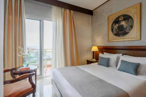 Ліжко або ліжка в номері EONA BEACH RESORT by Greek Pride