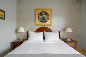Ліжко або ліжка в номері EONA BEACH RESORT by Greek Pride