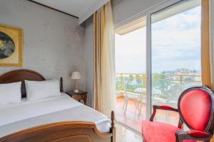 Ліжко або ліжка в номері EONA BEACH RESORT by Greek Pride