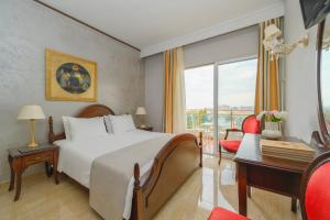 Ліжко або ліжка в номері EONA BEACH RESORT by Greek Pride
