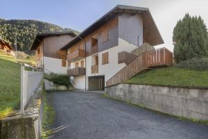 Cảnh núi rừng hoặc tầm nhìn ra núi từ căn hộ