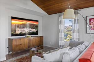 TV a/nebo společenská místnost v ubytování Hollywood Hideaway