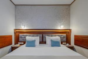 Ліжко або ліжка в номері EONA BEACH RESORT by Greek Pride