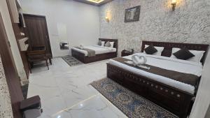 Postel nebo postele na pokoji v ubytování Hotel Shri Keshav Haveli