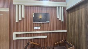TV a/nebo společenská místnost v ubytování Hotel Shri Keshav Haveli