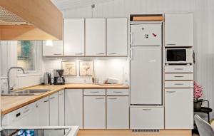 Η κουζίνα ή μικρή κουζίνα στο 4 Bedroom Cozy Home In Væggerløse