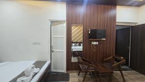 TV a/nebo společenská místnost v ubytování Hotel Shri Keshav Haveli