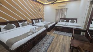 Postel nebo postele na pokoji v ubytování Hotel Shri Keshav Haveli