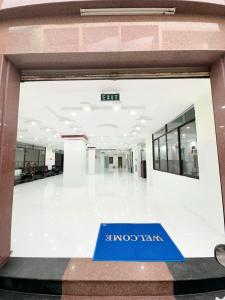 a sign in the middle of a building at Nhà nghỉ Phát Thảo in Hà Tiên