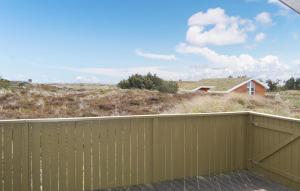 BolilmarkにあるHoliday Home Mågevej Rømø Ivの家屋前の木塀