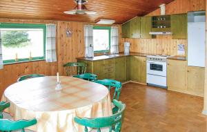 BolilmarkにあるHoliday Home Mågevej Rømø Ivの部屋にテーブルと椅子のあるキッチン