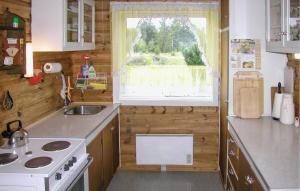 a small kitchen with a sink and a window at Kanalhytten in Rømø Kirkeby