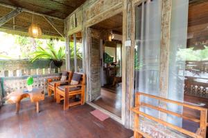 Un balcon sau o terasă la Royal JJ Ubud Resort & Spa