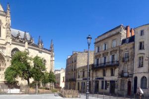 un groupe de bâtiments dans une rue urbaine dans l'établissement Appartement St Michel, à Bordeaux