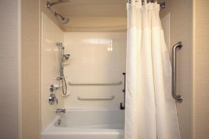Vannituba majutusasutuses Fairfield Inn & Suites by Marriott Edison - South Plainfield