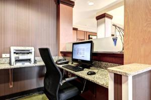 Köök või kööginurk majutusasutuses Fairfield Inn & Suites by Marriott Edison - South Plainfield