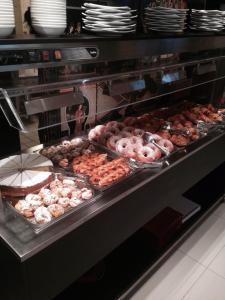 チェゼナーティコにあるHotel Zenのドーナツの多いパン屋の表示ケース