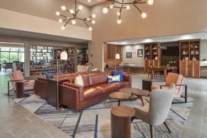 Posezení v ubytování Four Points by Sheraton Chicago Schaumburg