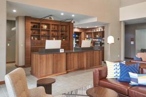Lounge nebo bar v ubytování Four Points by Sheraton Chicago Schaumburg