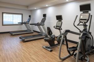 Fitness centrum a/nebo fitness zařízení v ubytování Four Points by Sheraton Chicago Schaumburg