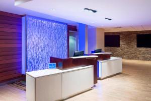 Televisyen dan/atau pusat hiburan di Fairfield Inn & Suites by Marriott Paramus