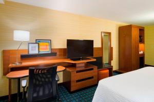 Televisyen dan/atau pusat hiburan di Fairfield Inn & Suites by Marriott Paramus
