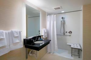 Bilik mandi di Fairfield Inn & Suites by Marriott Paramus