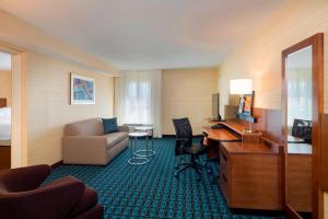 Televisyen dan/atau pusat hiburan di Fairfield Inn & Suites by Marriott Paramus