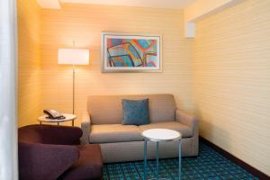 Ruang duduk di Fairfield Inn & Suites by Marriott Paramus