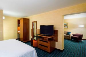 Televisyen dan/atau pusat hiburan di Fairfield Inn & Suites by Marriott Paramus