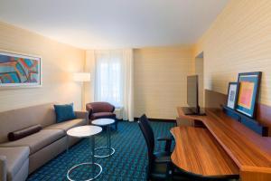 Televisyen dan/atau pusat hiburan di Fairfield Inn & Suites by Marriott Paramus