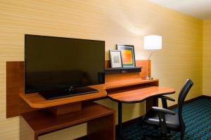 Televisyen dan/atau pusat hiburan di Fairfield Inn & Suites by Marriott Paramus