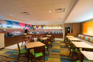 Restoran atau tempat lain untuk makan di Fairfield Inn & Suites by Marriott Paramus