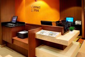 Televiisor ja/või meelelahutuskeskus majutusasutuses Fairfield Inn & Suites Parsippany