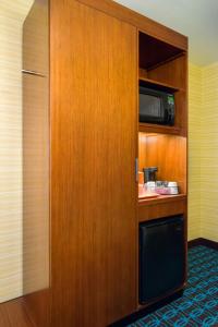 Dapur atau dapur kecil di Fairfield Inn & Suites by Marriott Paramus