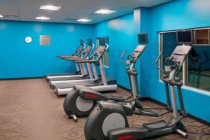 Pusat kecergasan dan/atau kemudahan kecergasan di Fairfield Inn & Suites by Marriott Paramus