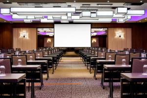 une salle de conférence avec des tables et un écran blanc dans l'établissement Delta Hotels by Marriott Toronto, à Toronto 113 autres photos