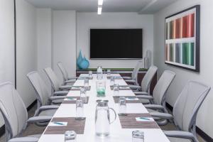 uma sala de conferências com uma mesa longa e cadeiras em Element Times Square West em Nova Iorque
