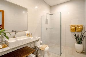 Un baño de Villa Tropicasa 1 by Bali Villa Solutions 19 fotos más