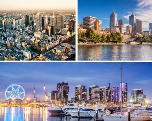 vier verschiedene Bilder einer Stadt mit Booten im Wasser in der Unterkunft 409 Lovely Studio Apt Central Super Cosy Heart CBD in Melbourne