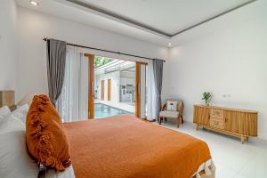 Una cama o camas en una habitación de Villa Tropicasa 1 by Bali Villa Solutions