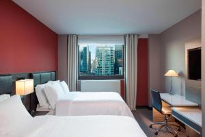 Postel nebo postele na pokoji v ubytování Four Points by Sheraton Manhattan Midtown West
