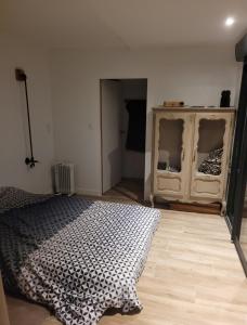 ein Schlafzimmer mit einem Bett und einer Kommode darin in der Unterkunft Chambre lit 2 personnes in Saint-Martin-lez-Tatinghem