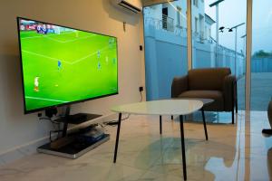 TV a/nebo společenská místnost v ubytování Dasah Apartment
