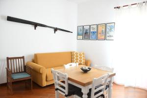 Χώρος καθιστικού στο House Rome front sea