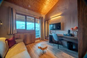TV a/nebo společenská místnost v ubytování Alpeen Hotel