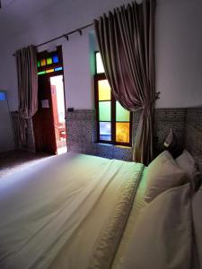 Postel nebo postele na pokoji v ubytování Riad Dar Al Fassia